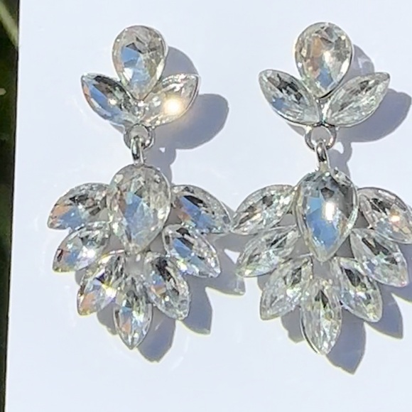 238A. Bling Swarovski Elements Crystal Silver Drop Earrings NEW - Picture 1 of 3